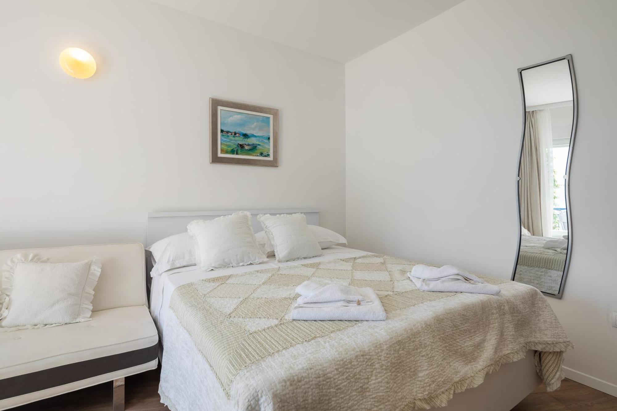 Caleta Seaview Suites II - Pool & Jacuzzi ロクヴァ・ロゴズニツァ エクステリア 写真
